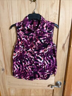 212 Collection Sleeveless Button-Down Shirt in Magenta and Pink Animal Print